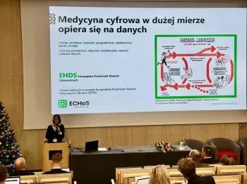 Medycyna cyfrowa w dużej mierze opiera się na danych; EHDS Europejska Przestrzeń Danych Zdrowotnych; wykład w sali konfere…