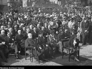 Tłum zebranych ludzi na uroczystości na świeżym powietrzu, w pierwszym rzędzie siedzą starsze osoby.