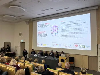 Panel dyskusyjny w audytorium, na ekranie napis: „Onkologia - razem możemy więcej!