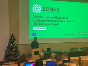 Mężczyzna przemawia na tle ekranu z napisem: „P4Health – Centrum Doskonałości w Zakresie Precyzyjnego Fenotypowania i BioB…