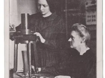 Maria Skłodowska Curie z córką Ireną przy aparaturze naukowej. Tekst: 