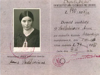 Dowód osobisty z 1931 roku, zdjęcie kobiety, dane osobowe, pieczęcie, podpis właściciela.
