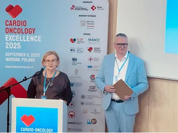 Kobieta i mężczyzna przy mównicy na konferencji Cardio Oncology Excellence 2025 w Warszawie.