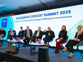 Panel dyskusyjny na scenie, napis: „european cancer SUMMIT 2025” oraz „Cancer in a Changing Global Landscape: Challenges &…