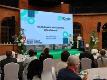 Konferencja w sali z ceglaną ścianą, ekran z napisem „POLISH CANCER MISSION HUB Official Launch”.