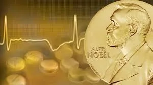 Medal z profilem mężczyzny, w tle wykres EKG i rozmyte monety.