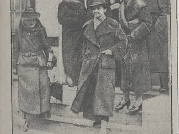 Gazeta z 1936 roku, artykuł o wizycie Marii Curie-Skłodowskiej w Warszawie, zdjęcie z gośćmi.