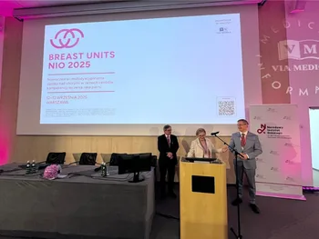 Trzy osoby przy mównicy, ekran z napisem: „Breast Units NIO 2025, 12-13 września 2025, Warszawa”.