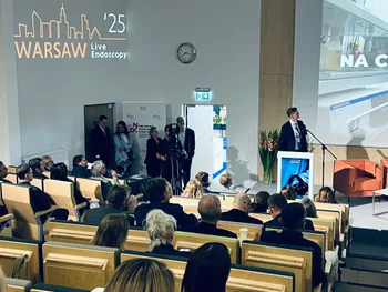 Sala konferencyjna z prelegentem przy mównicy, na ścianie logo „Warsaw Live Endoscopy '25
