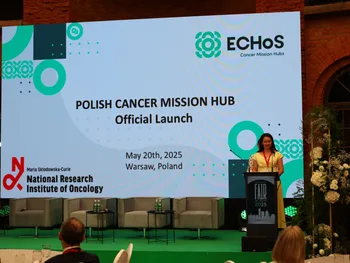 Kobieta przemawia na scenie podczas oficjalnego otwarcia POLISH CANCER MISSION HUB.