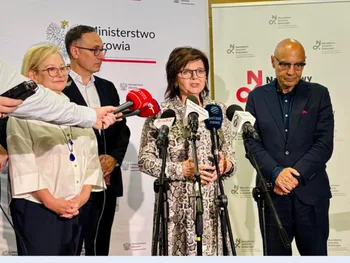 Grupa osób przy mikrofonach, w tle logo Ministerstwa Zdrowia i Narodowego Instytutu Onkologii