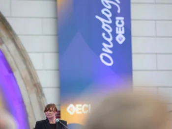 Kobieta przemawia przy mównicy, w tle baner z napisem „Oncology Days ECI 2026”.