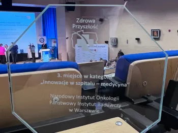 Szklana statuetka z napisem: „Zdrowa Przyszłość, 3. miejsce w kategorii 'Innowacje w szpitalu – medycyna'