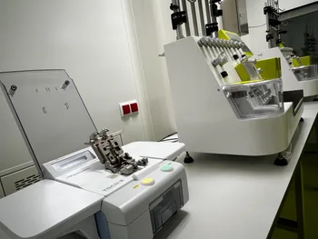 Laboratoryjne urządzenia do cięcia próbek tkanek na blacie w nowoczesnym laboratorium.