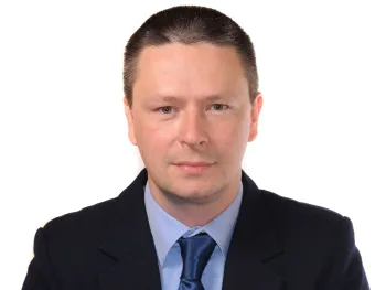 Mężczyzna w garniturze i niebieskim krawacie na białym tle